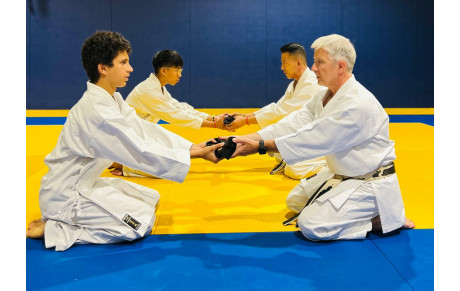 Remise des ceintures noires à Sovichet et à Samuel 